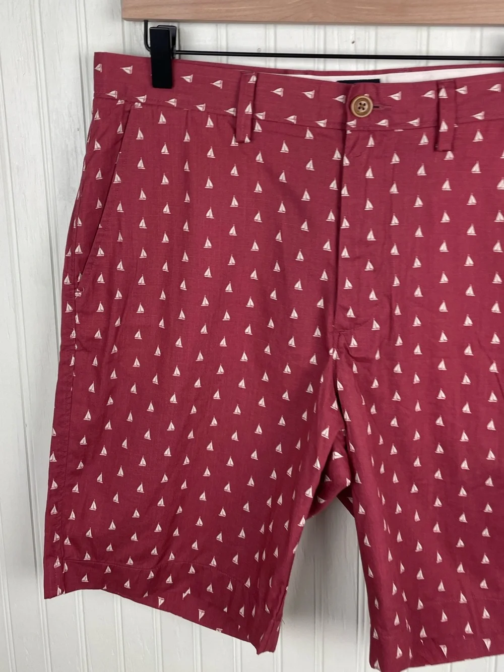 J. Crew Men's Gramercy 9 Inch Shorts Size 32W Red Sailboat Print Preppy Nautical